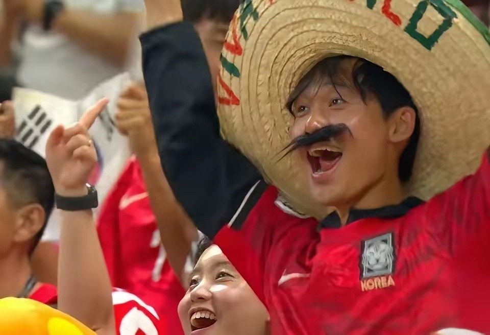 韩国球迷观战世界杯，遭墨西哥人拉眼角歧视 