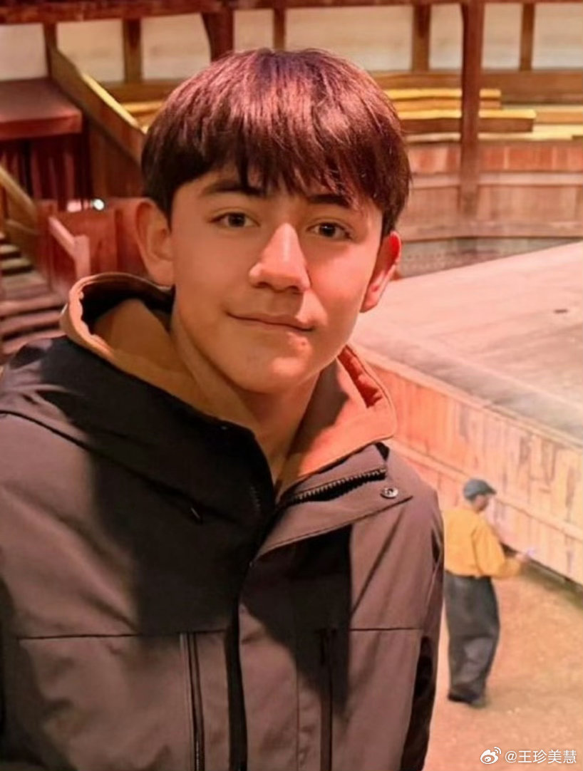 刘烨16岁儿子诺一颜值我天～刘烨的儿子诺一也太帅了吧