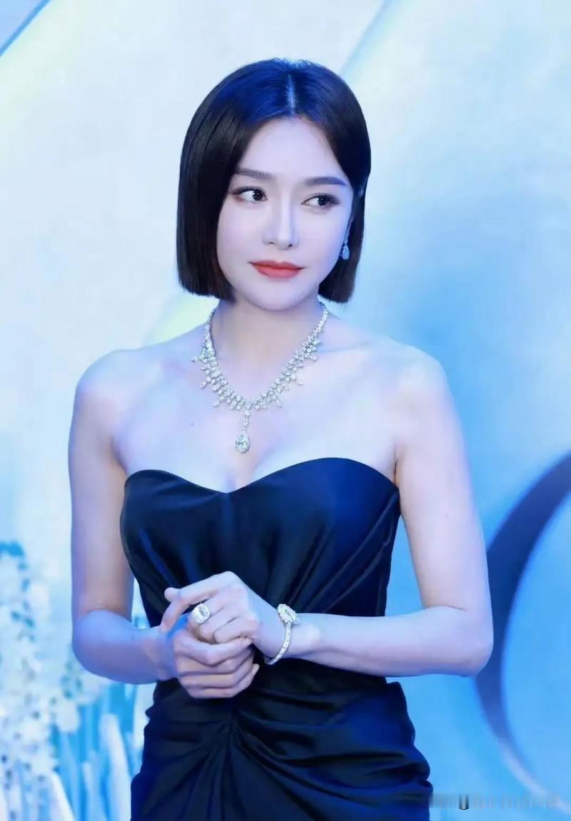 连私服都选得宽松随性，踩着凉拖蹲下来给小朋友递签名照，旁人随手抓拍的生图照样能打
