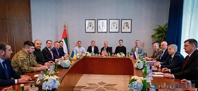 375架无人机与和平会谈同框：俄乌谈判，是曙光还是缓兵之计？
 
当阿布扎比的会