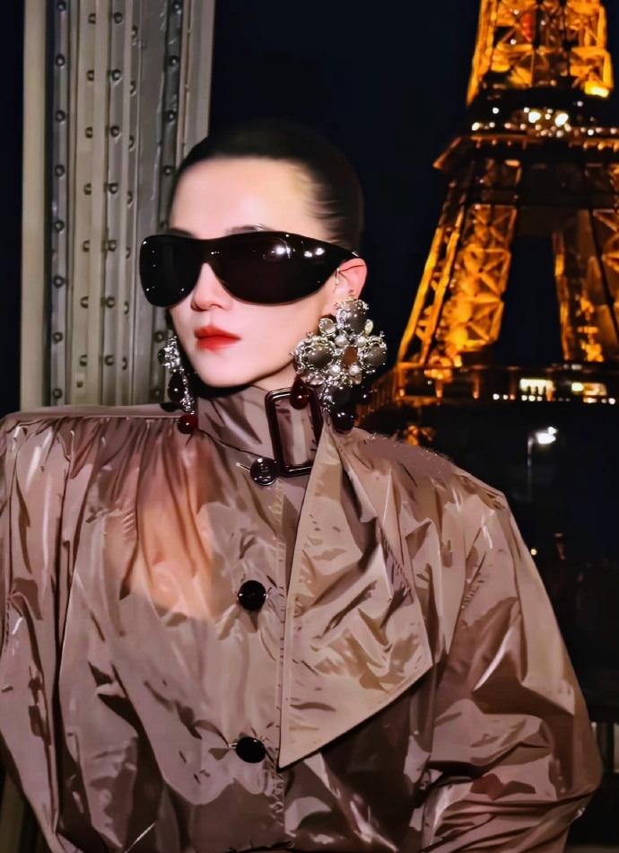 最近宋佳在巴黎出席时装周，她这次搭配的很有华丽感，看起来也极为年轻。

宋佳上身