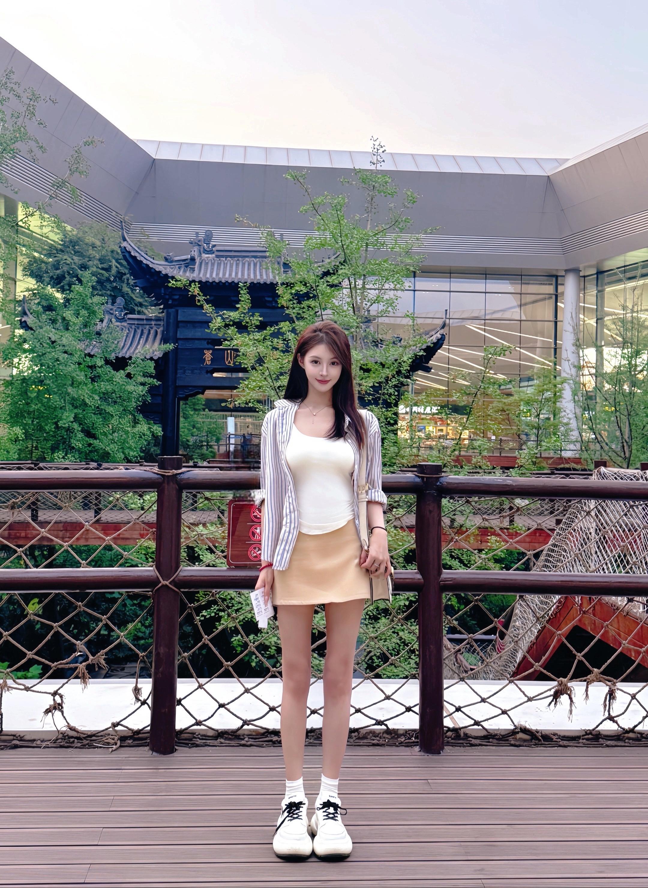 她带着土星的耳钉