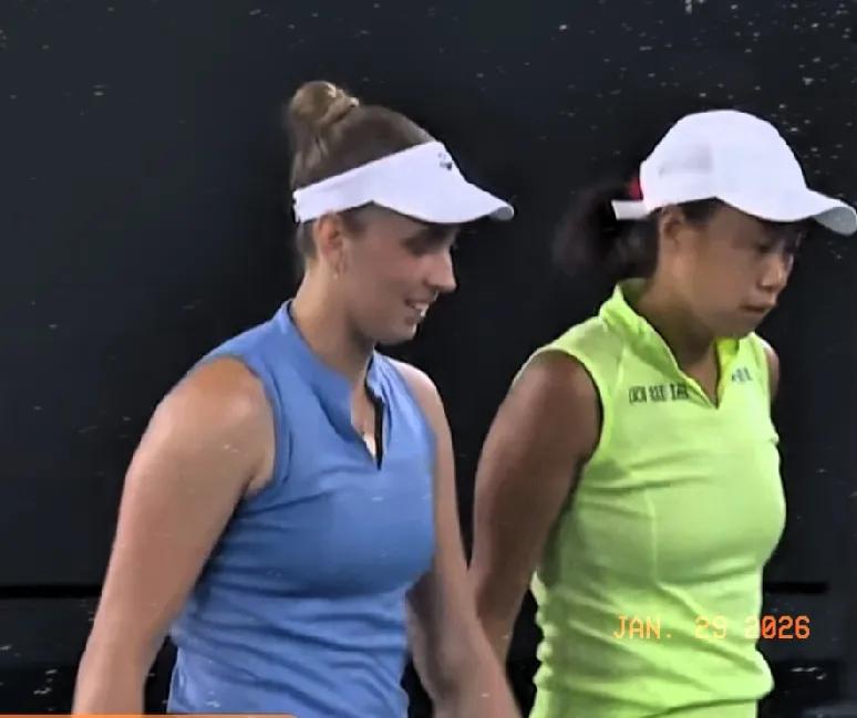 张帅组合三破对手发球局，连保带破将第二盘比分带到5-0，这优势太大了！
 柴原瑛