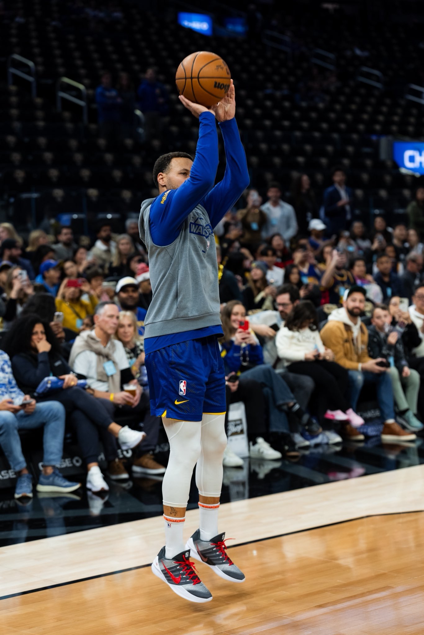 库里今天对阵黄蜂致敬了自己的父亲，上脚了他爹曾穿的reebok，赛前训练则是上脚