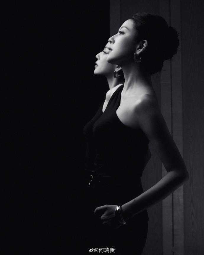 何瑞贤蛇塑美人  很何瑞贤！好美！蛇塑美人之何瑞贤熟女气质，每一个时尚照片都是质
