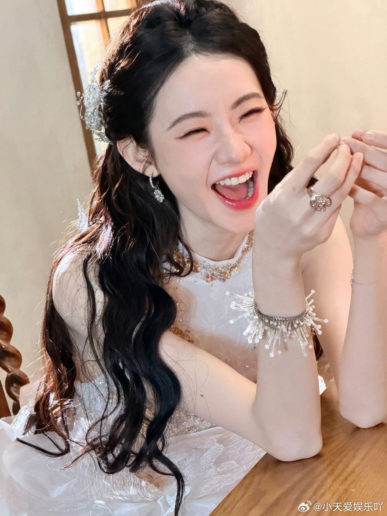 张艺凡又怎么了我的大小姐看完张艺凡和工作人员互动，真的被萌到，营业时乖乖的，私下