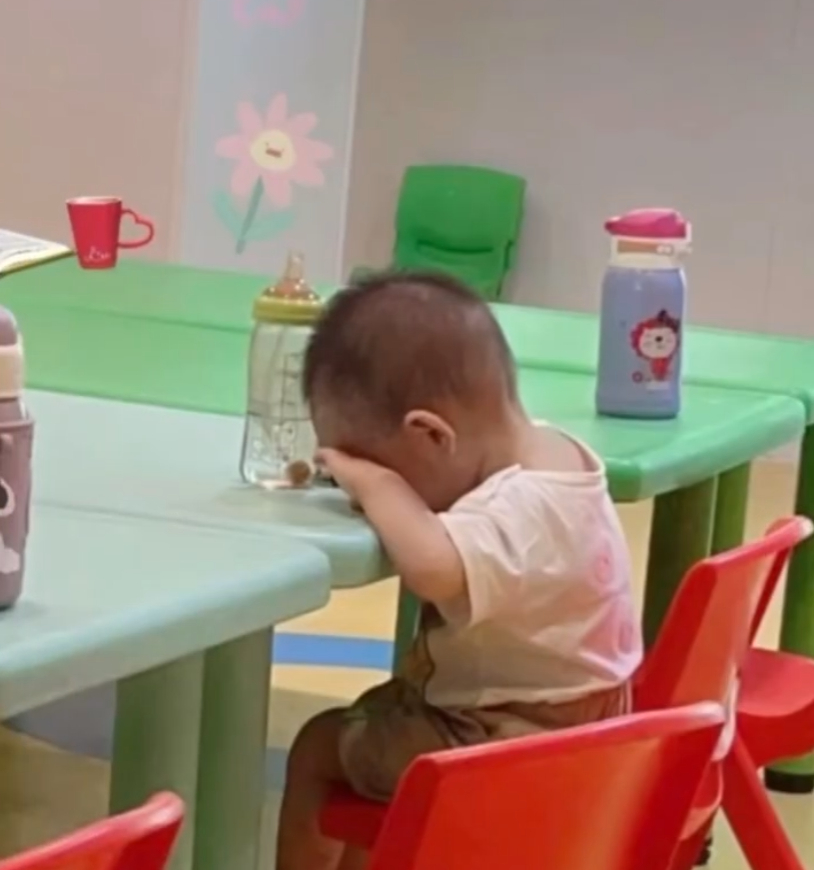幼儿园里别人是水杯他是奶瓶 如果不是有苦衷，肯定不会那么小就送过去了。 ​​​