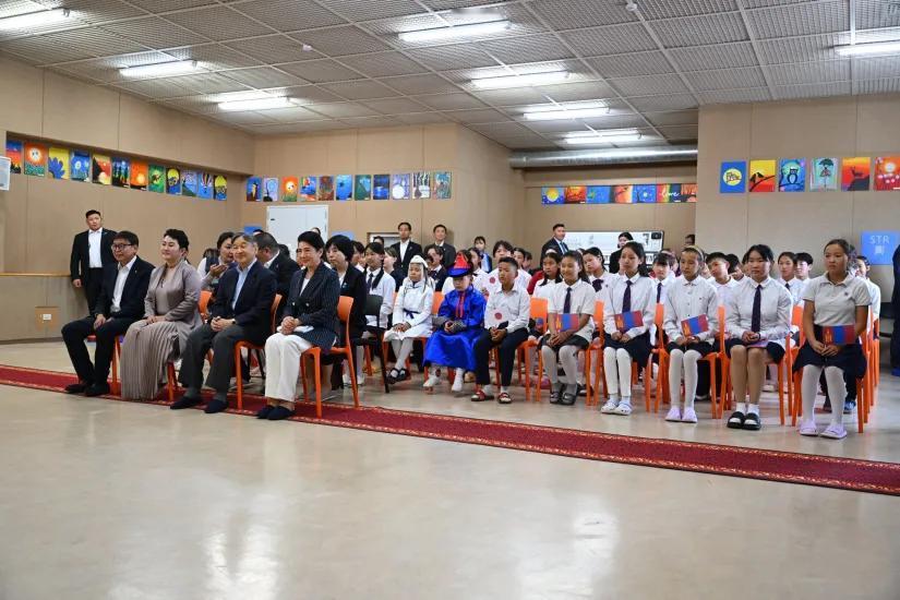 日本天皇首次访问蒙古国，专程祭拜关东军亡灵后，又马不停蹄的参观了蒙日高等专科学校