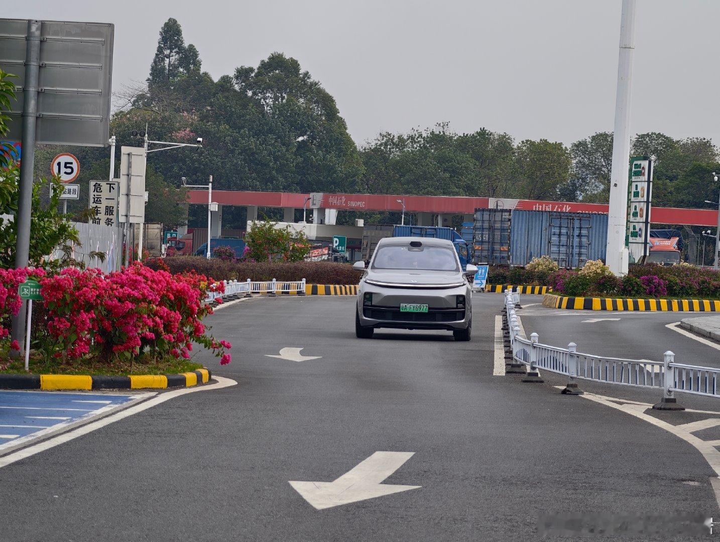 刻板印象➕1也不想想为啥就他一台车，停在过道上！这个群体太讨厌了倨能聊 广州·广