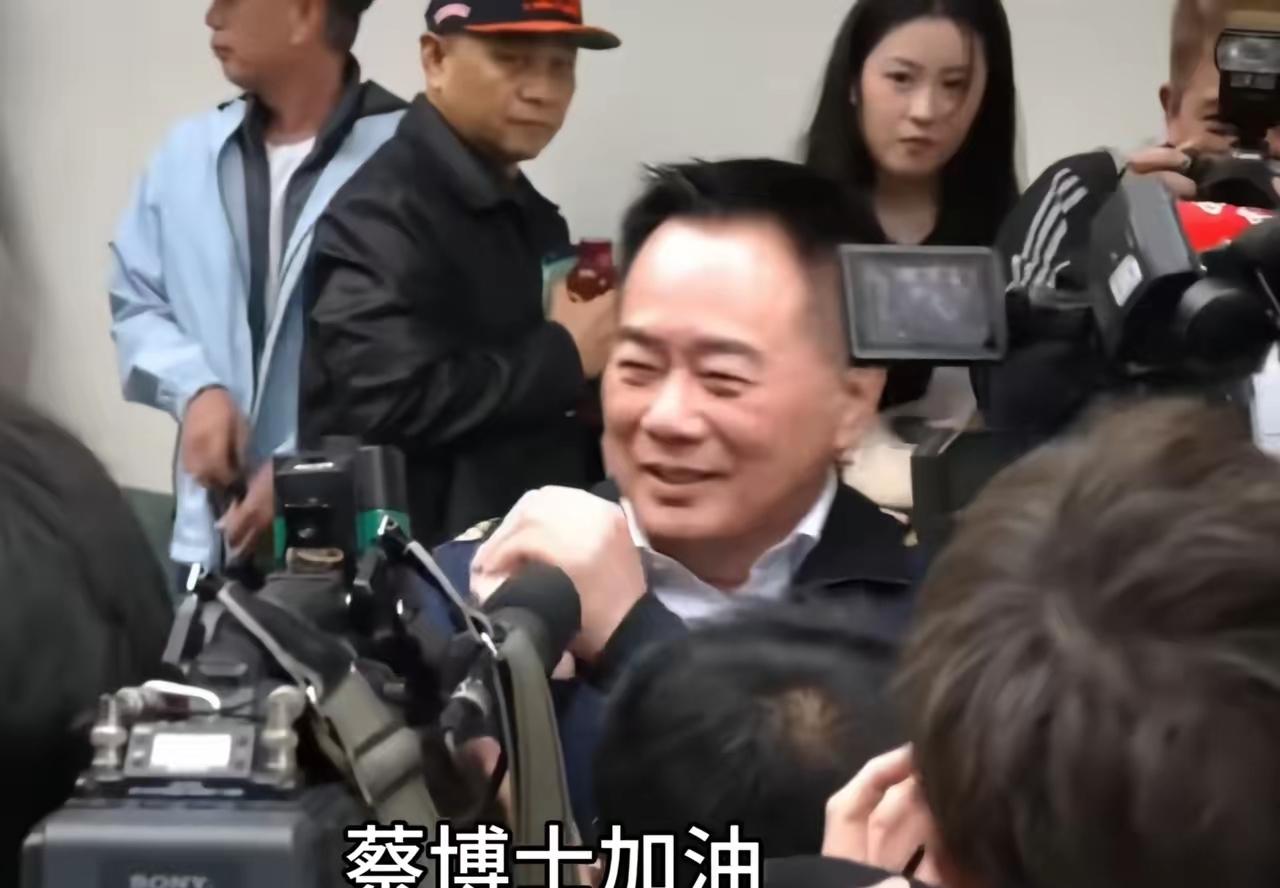 蔡正元真会给自己找事情，入监服刑也没闲着，在里面开了一个“蔡正元讲堂”。蔡正元妹