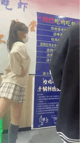 图一：老板还是长点心吧，从妹子的样子来看，她所图的可不小。
图二：这才刚到海边呢