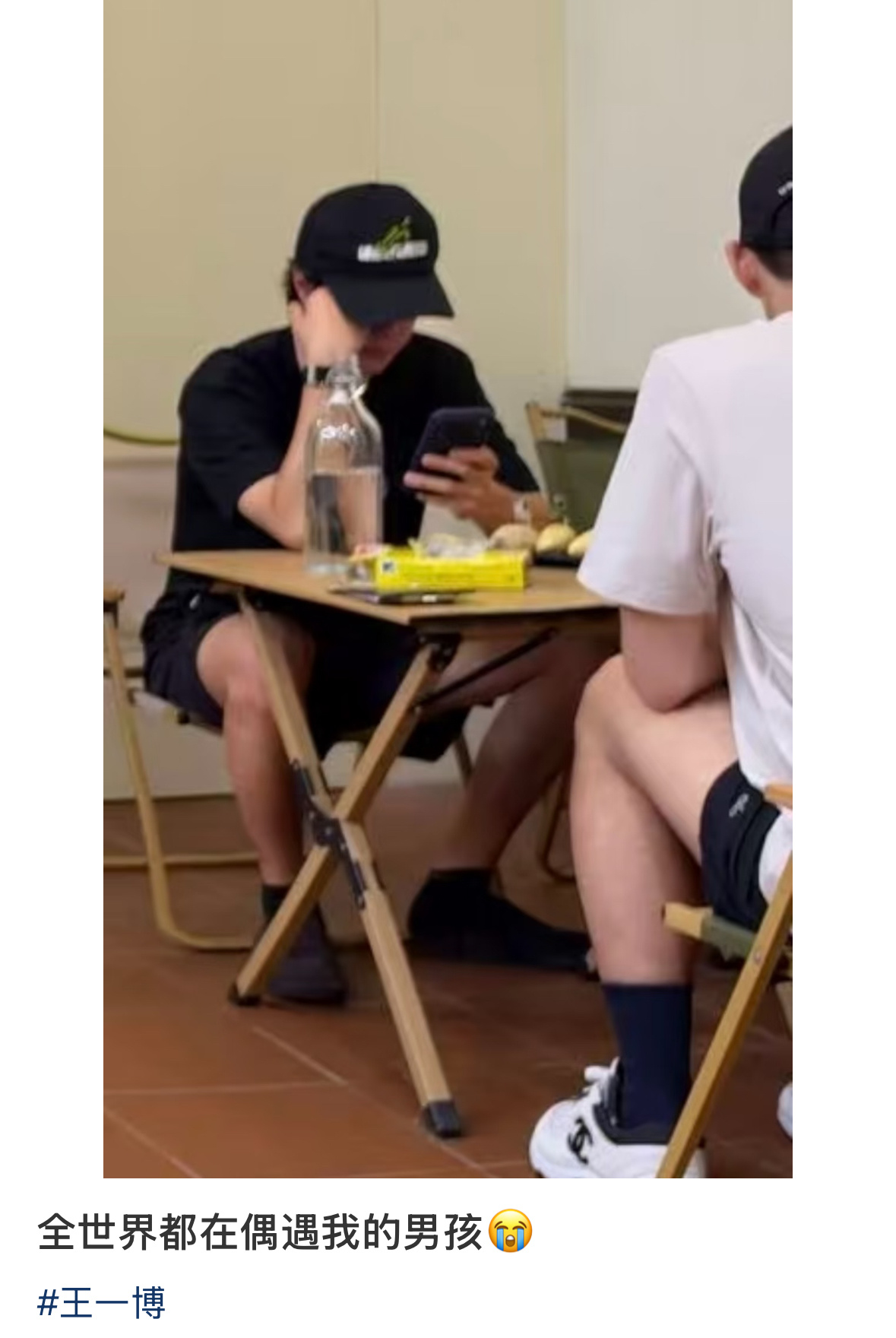 王一博又去吃榴莲了   以前好像很少看到这样的偶遇好幸福的小啵啵啊[拜托] ​​