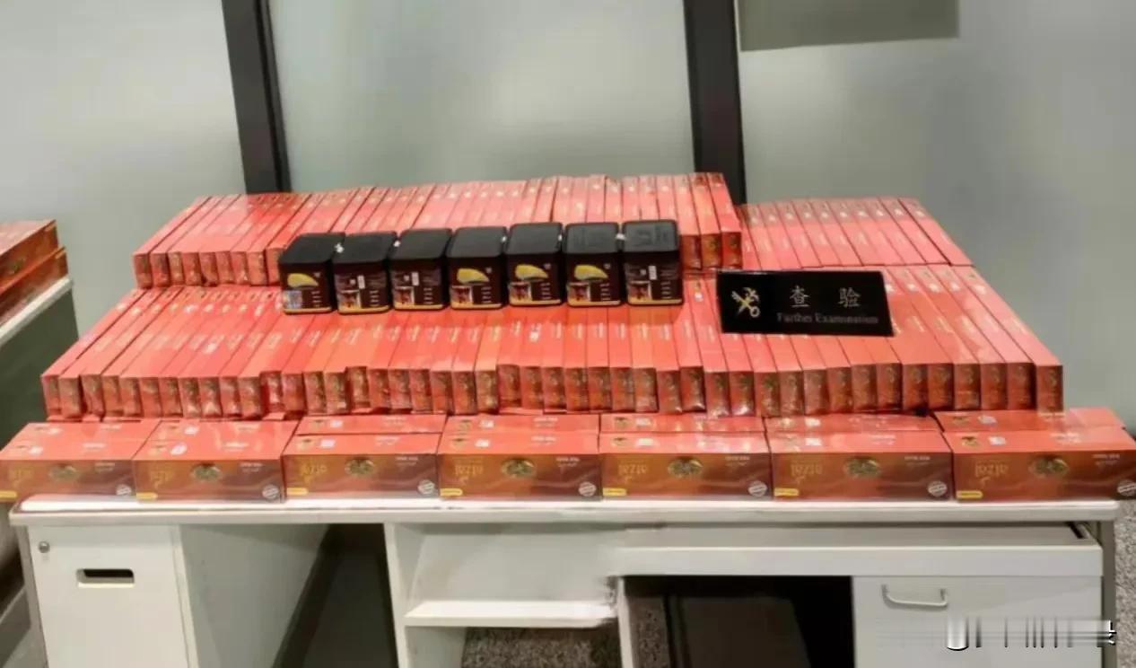 12月4日，一女子携带违禁品入境，过海关时被海关工作人员的“法眼”查获！网友：可