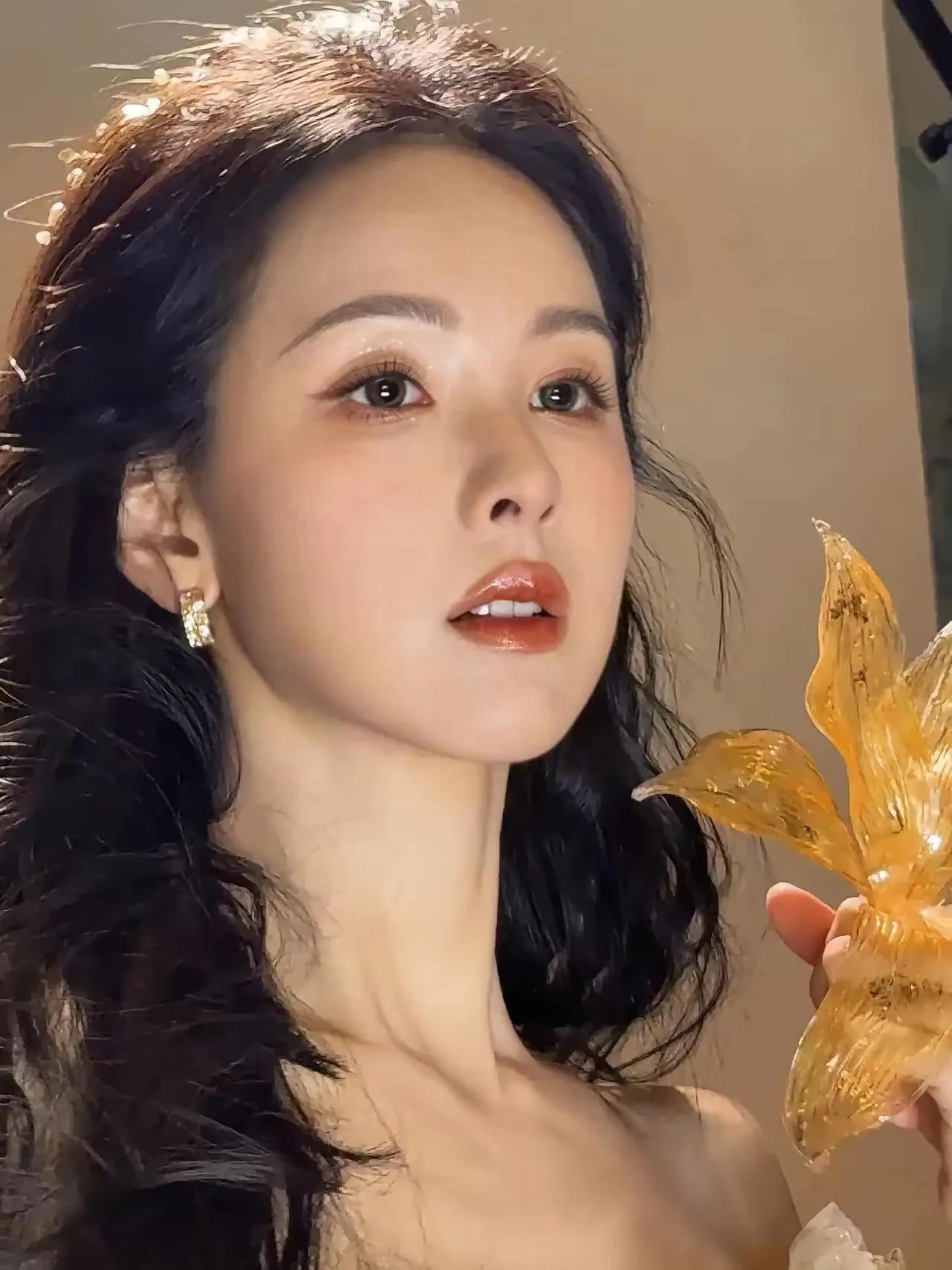 陈都灵现在越来越美了
感觉势头都要超过白鹿了
以前看她的剧嘴巴还有一点点歪
现在