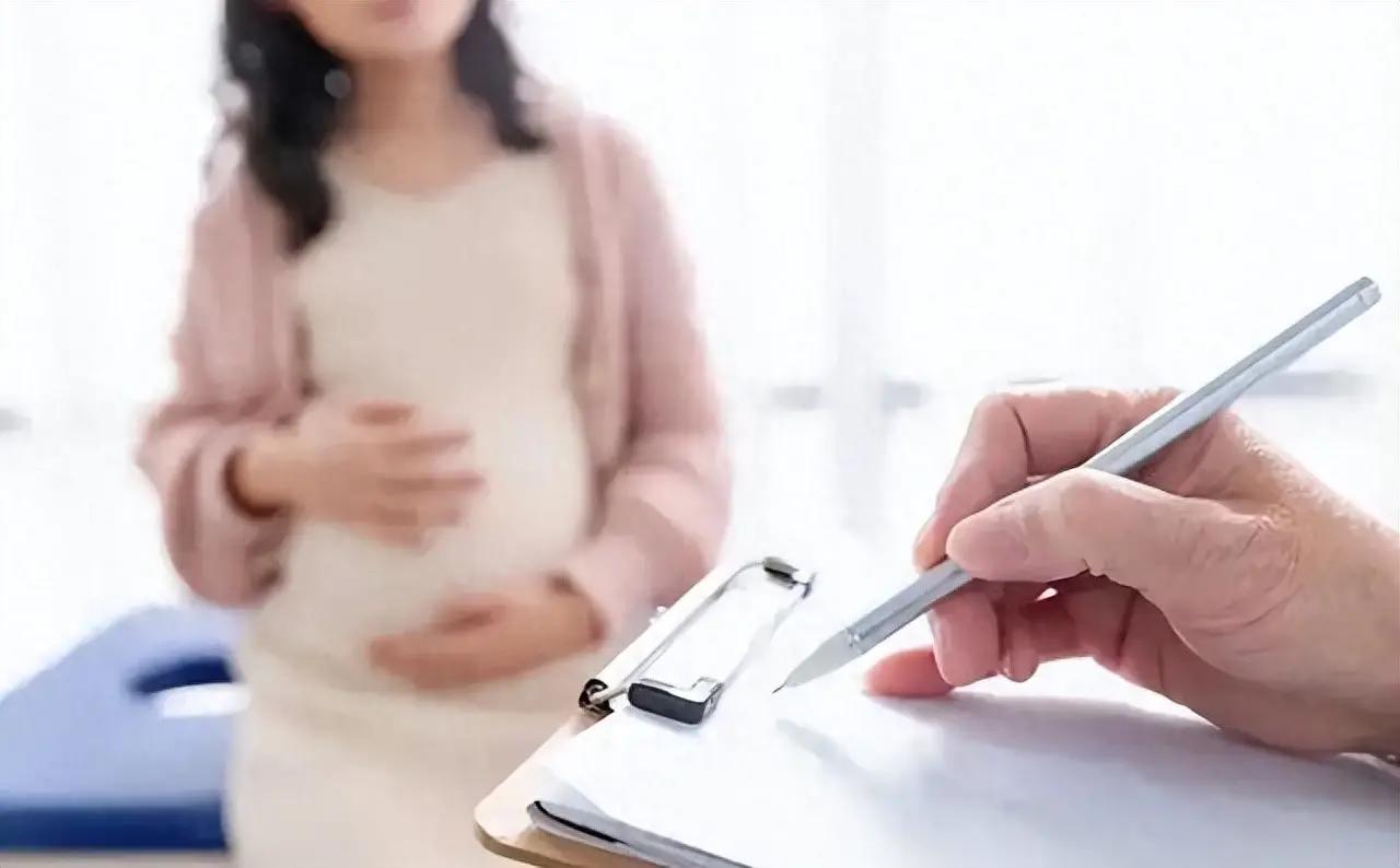 真正需要警惕的人口问题，不能只盯着出生人数下降，还得看男女比例怎么变化。
 
出