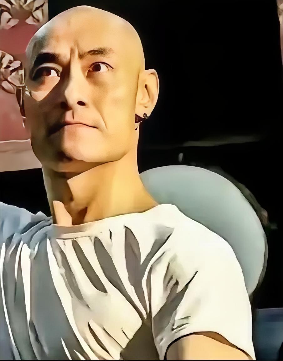 深挖长城鼓乐风波背后的疑点，叶松源在成都扎根十余年，频繁参加各类公开演出，可全网
