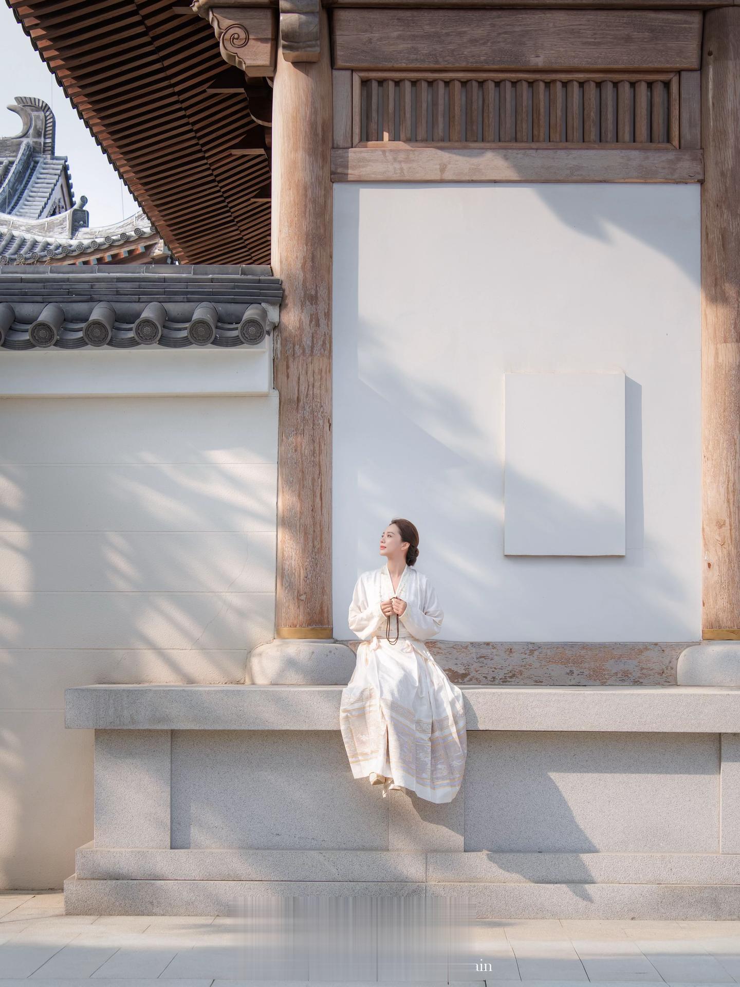 秋日禅意！白裙踏古寺美到心巴！秋日宁海广德寺，飞檐映银杏，一袭白马面裙...