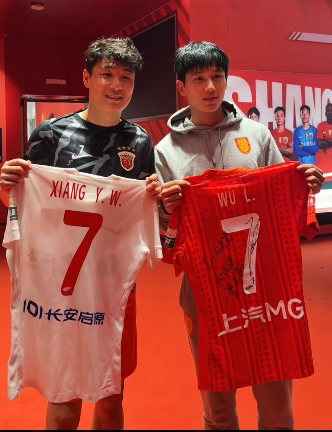 2026中超联赛 重庆铜梁龙队队长向余望追星成功，与自己的偶像武磊交换球衣，或许