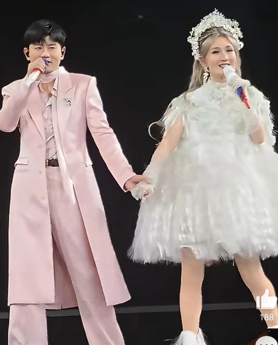张杰到底还是和谢娜同台演唱了，这场演唱会彻底变成了家族大聚会[笑哭]
昨天的张杰