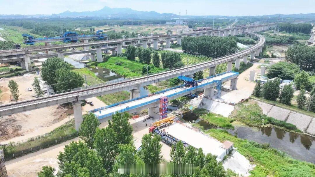 国铁头条【端午假期铁路工程稳步推进 多地重点项目建设提速】端午假期，多地铁路工程