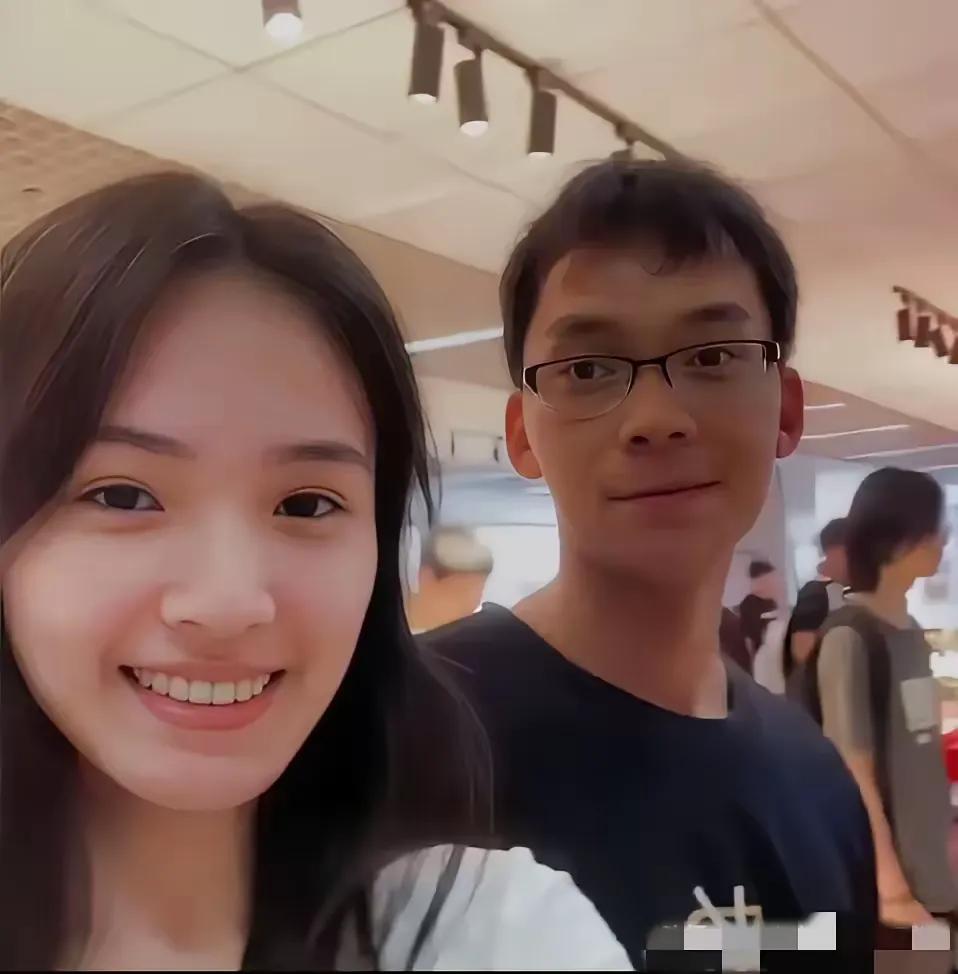 这男人参加高考超15次，后面是越考越不如从前了，反而就这样出名了，好奇他什么样的