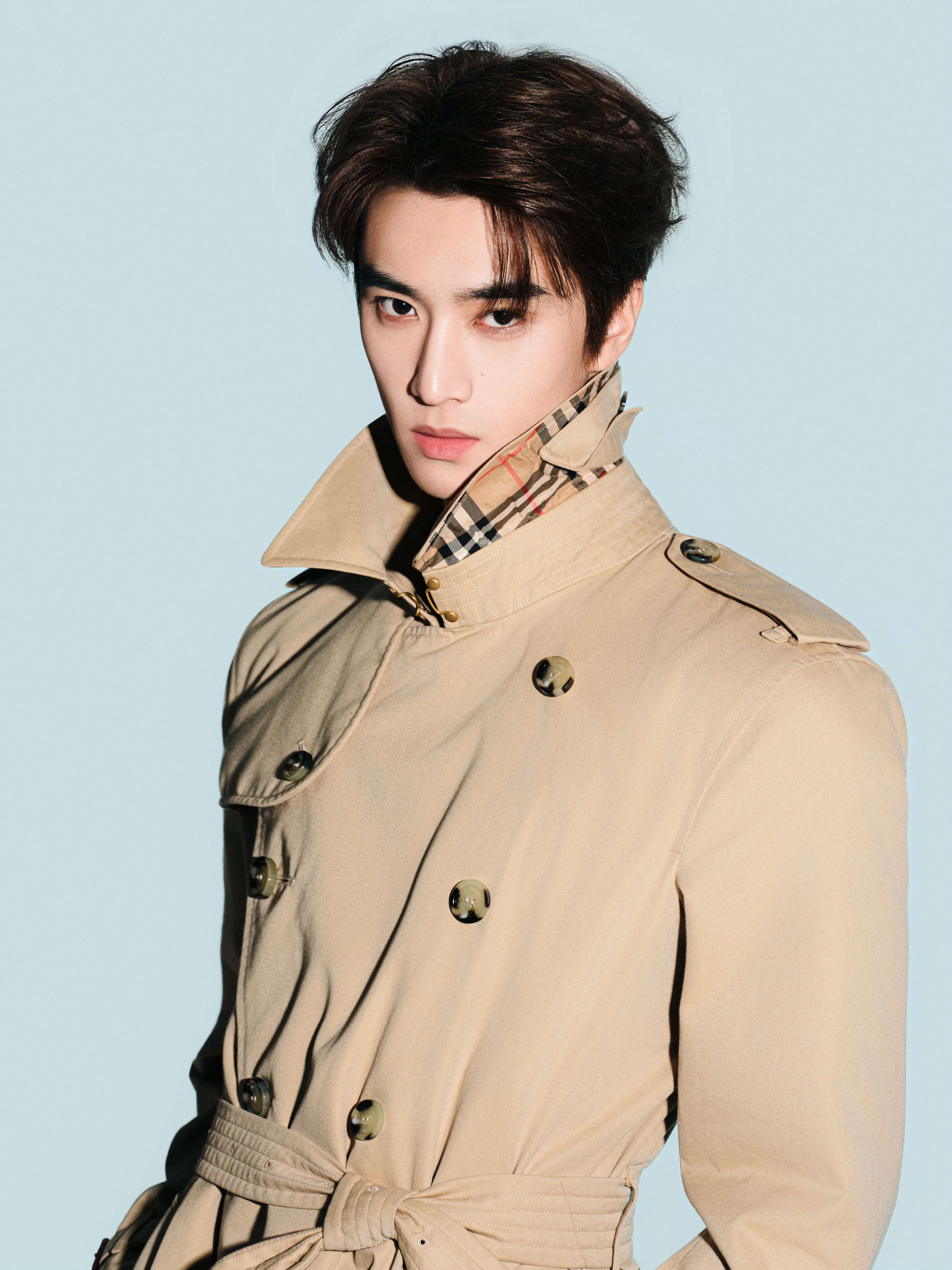 张康乐 in Burberry 🧥 换上风衣共赴英伦春日之约。 