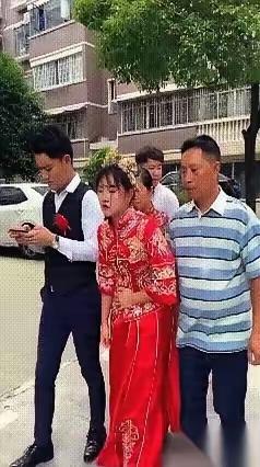 婚礼进行到一半，肚子一阵阵绞痛的新娘刚要把手搭上身边新郎的胳膊求个依靠，却被一把