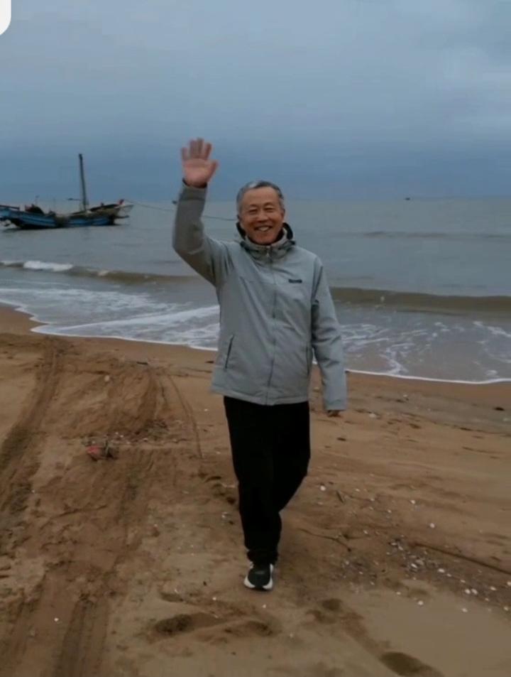 最近很开心的一件事大连的海边太治愈啦！站在沙滩上，听身后波涛轻唱。高高挥着手，大