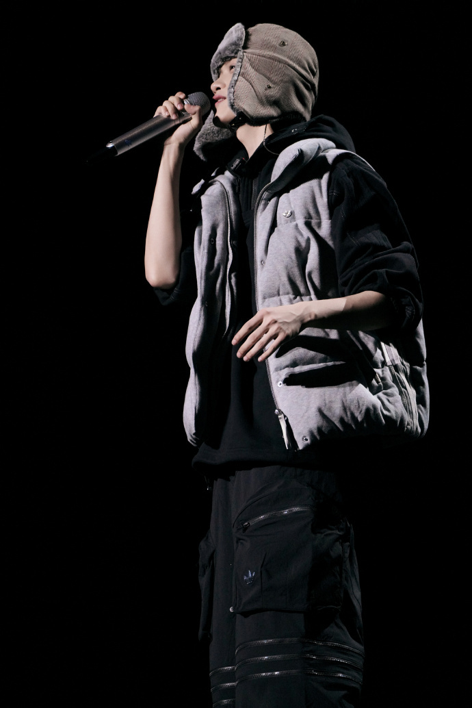 梓渝演唱会彩排现场图梓渝序幕将启 梓渝序幕将启，梓渝演唱会彩排现场图已送达， 雷