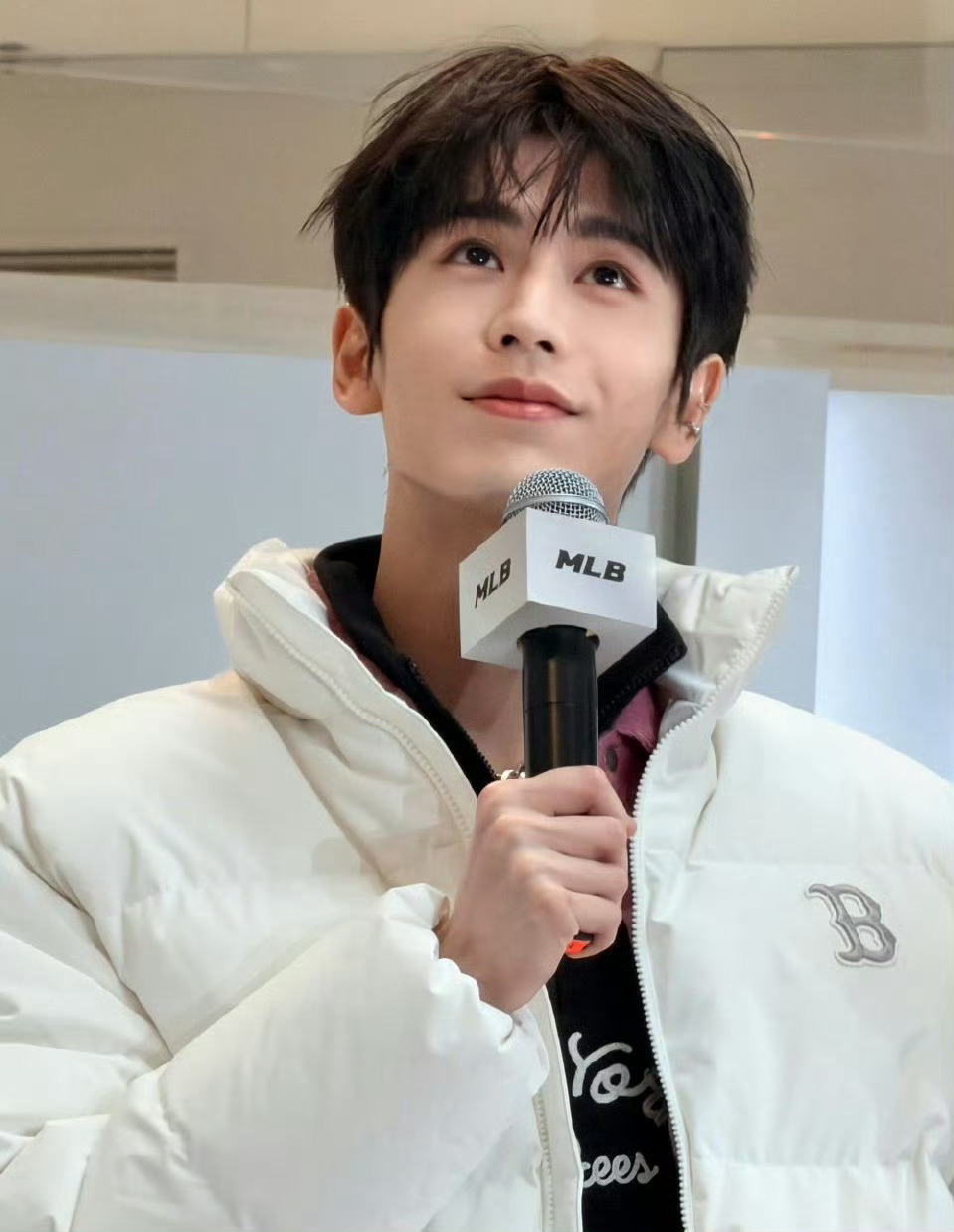 张凌赫重庆活动人气好高 重庆现场人从众，山城被大家热情彻底点燃，万人空巷共赴热爱