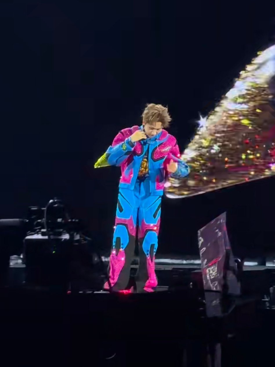 笑不活了！汪苏泷蹦迪前补水的杯子居然是大水缸，尺寸比脸还夸张！这才叫真正的有效补