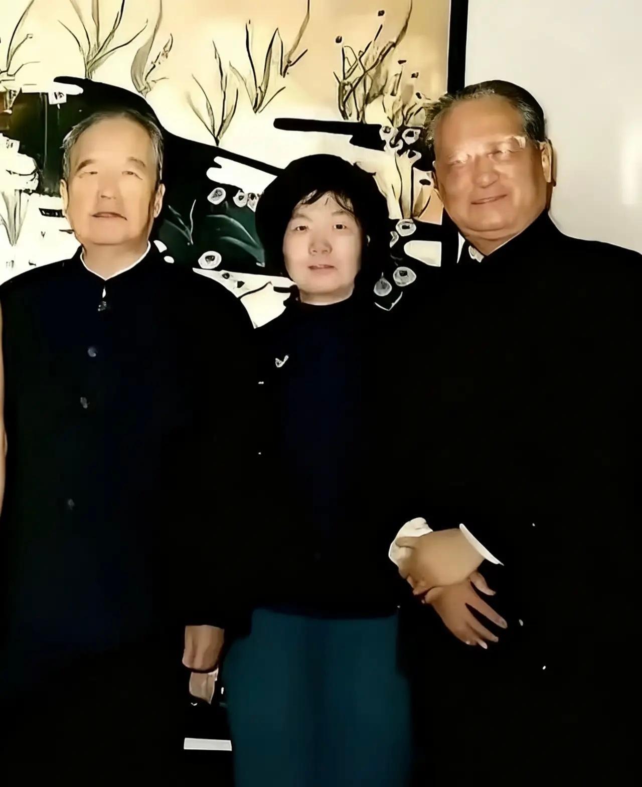1991年，吴石将军的女儿吴兰成被接见。
照片中间为吴兰成、左为罗青长。
197