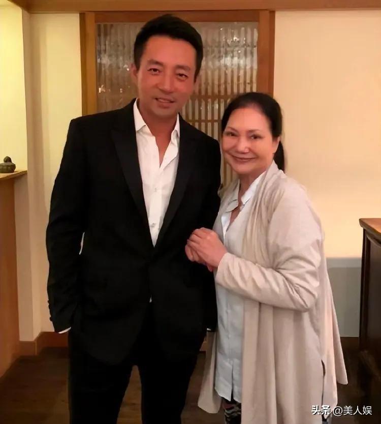 汪小菲这次还是挺爷们的。
s妈哭诉自己住的“国家艺术馆”的房子是女儿财产，恐怕被