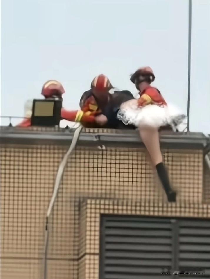 年轻的女孩跳楼，为什么如此极端？
现在年轻人极端轻生的现象太让人痛心了。
某个小