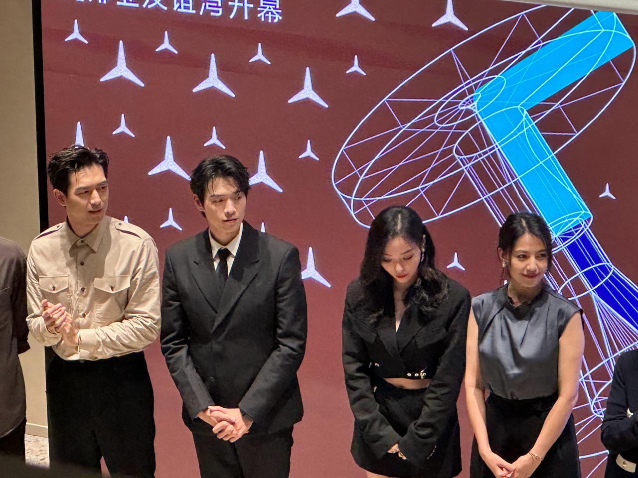 阿那亚友谊湾开业，明星我认出来魏大勋李现张靓颖高圆圆童谣和那个奶奶～果真是都非常