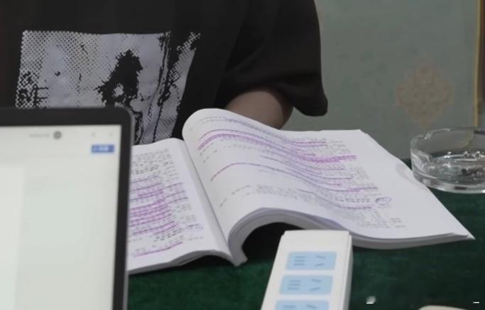 梓渝这个态度是真的，剧本都涂满了标记好了，敬业这一块没得说 ​​​