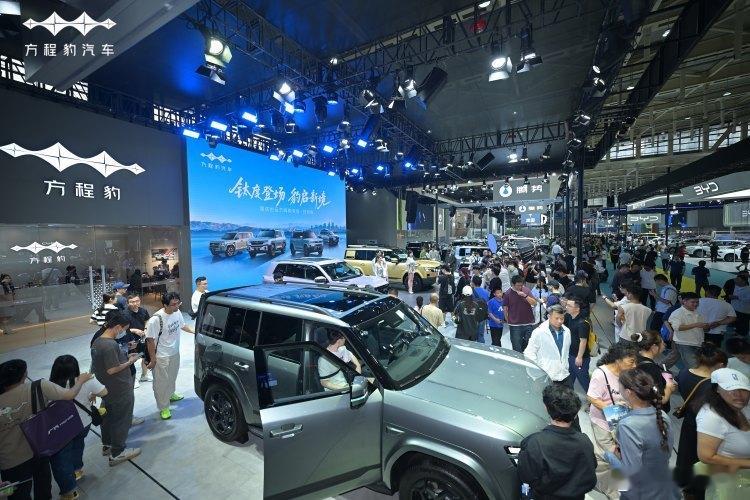 方程豹钛3、钛7双车亮相2025南京十一车展，“钛”系列以家庭用户对个性、空间、