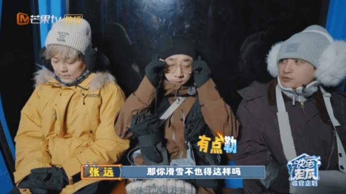 收官夜高能场面：亮哥眯着眼睛看提示卡，结果看了个寂寞……“老花但没完全花”实锤了