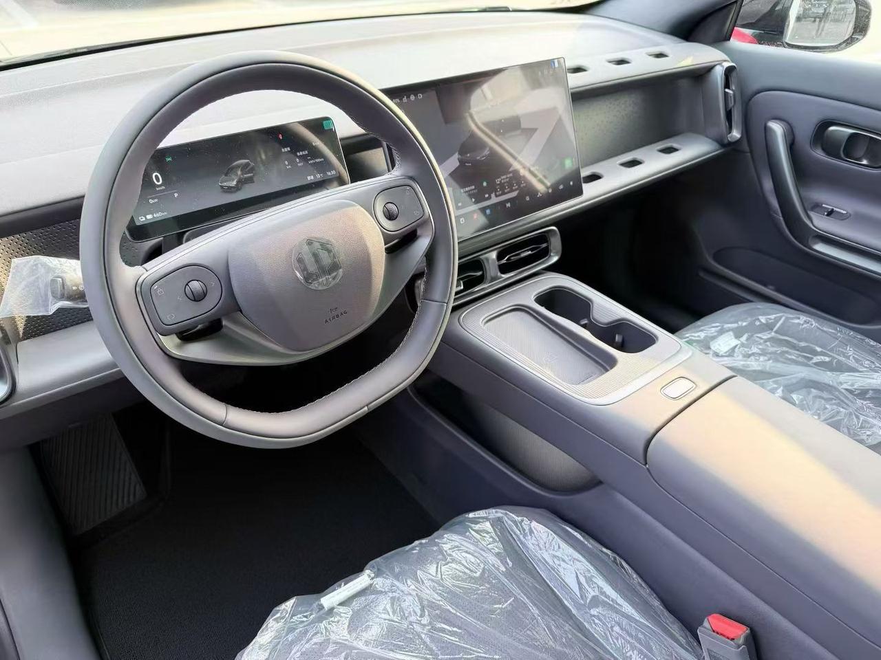 仅看内饰是不太容易看得出这到底是哪款新车的，因为现在的新能源内饰趋向于平淡，也越