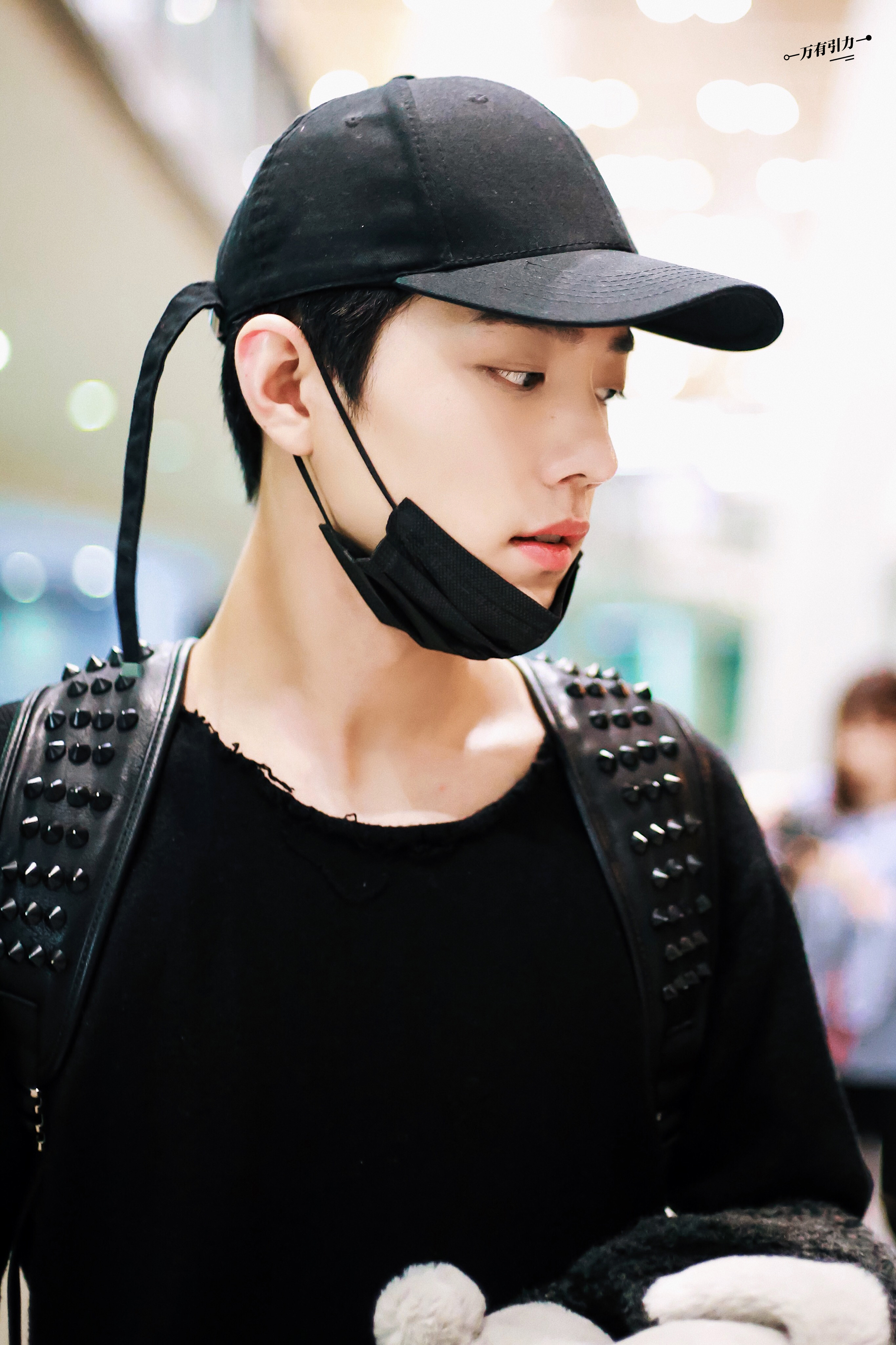 肖战早期和粉丝的互动肩背挺拔，气质周正，一眼便是干净利落的少年感。站姐发的早期肖