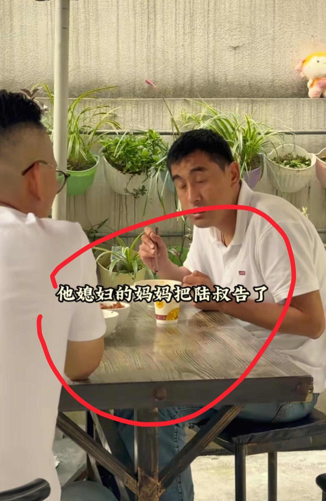 我开始有点理解小赵了
皮衣哥这么靠谱的领路人，谁会不愿意跟着啊？
不仅是因为有吃