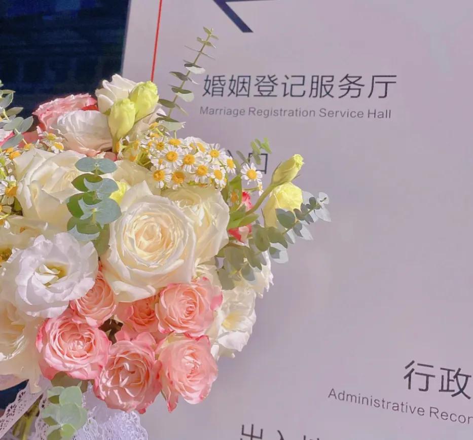 60、70年代男人娶妻，只需要几斗米、两床棉被。
现在男人娶妻，家里没车、没房怕