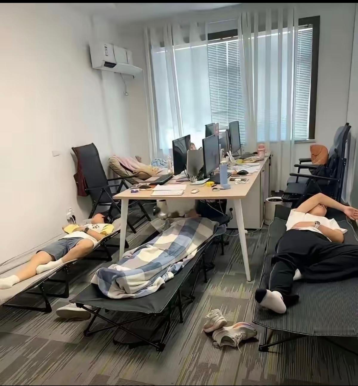 男女同事中午这样躺着午休，会不会觉得尴尬？