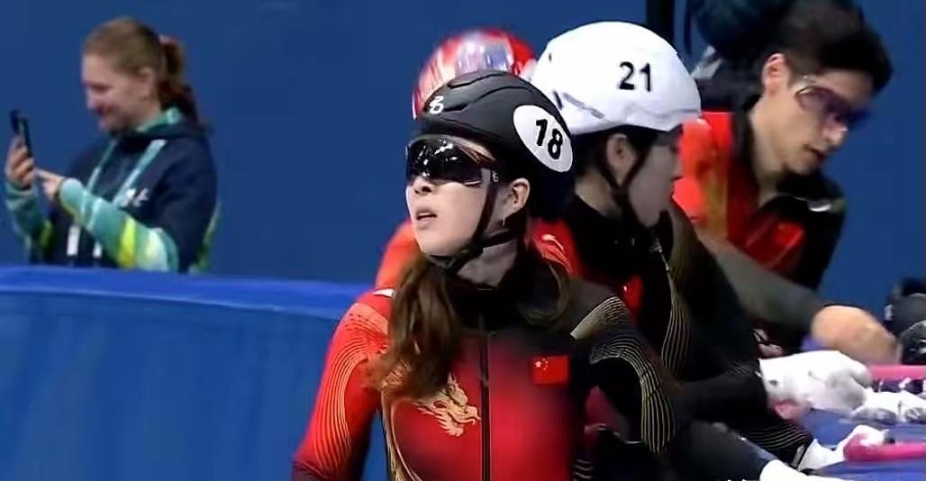 2000米混合接力赛看得我那叫一个心梗！本来咱们作为卫冕冠军，开局优势大得很，我