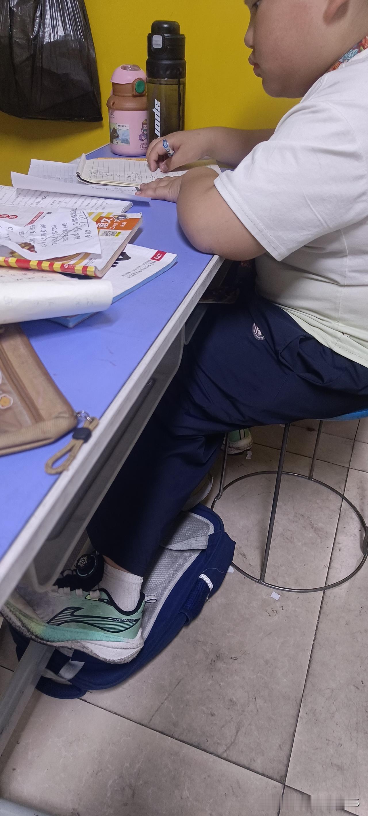我家的傻男人是我发财路上的绊脚石。
我找了一个晚间辅导小孩写作业的工作，虽然工资
