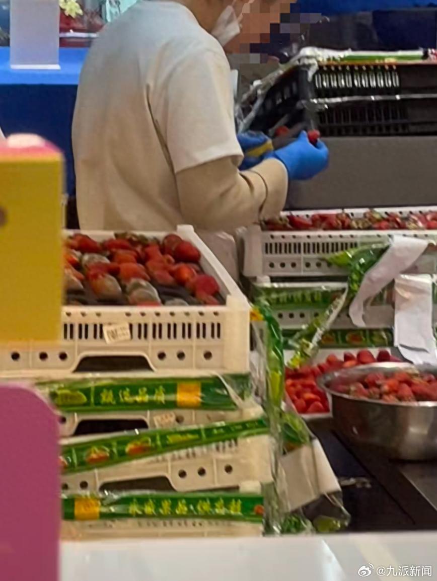 #网红店现发霉草莓市监局已介入#【#市监局回应网红店现发霉草莓#：已经介入】近日