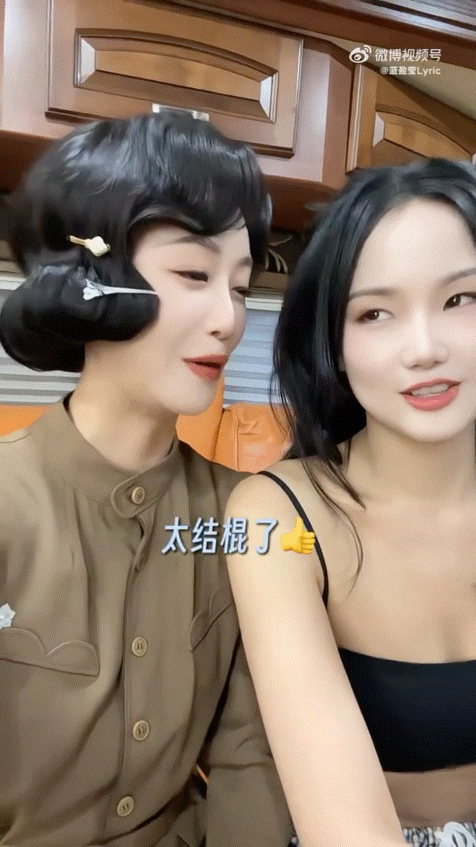 蓝盈莹黄龄合唱如何呢又能怎 即兴合唱真的太可爱了呀哈哈哈哈，建议直接出合作专辑名