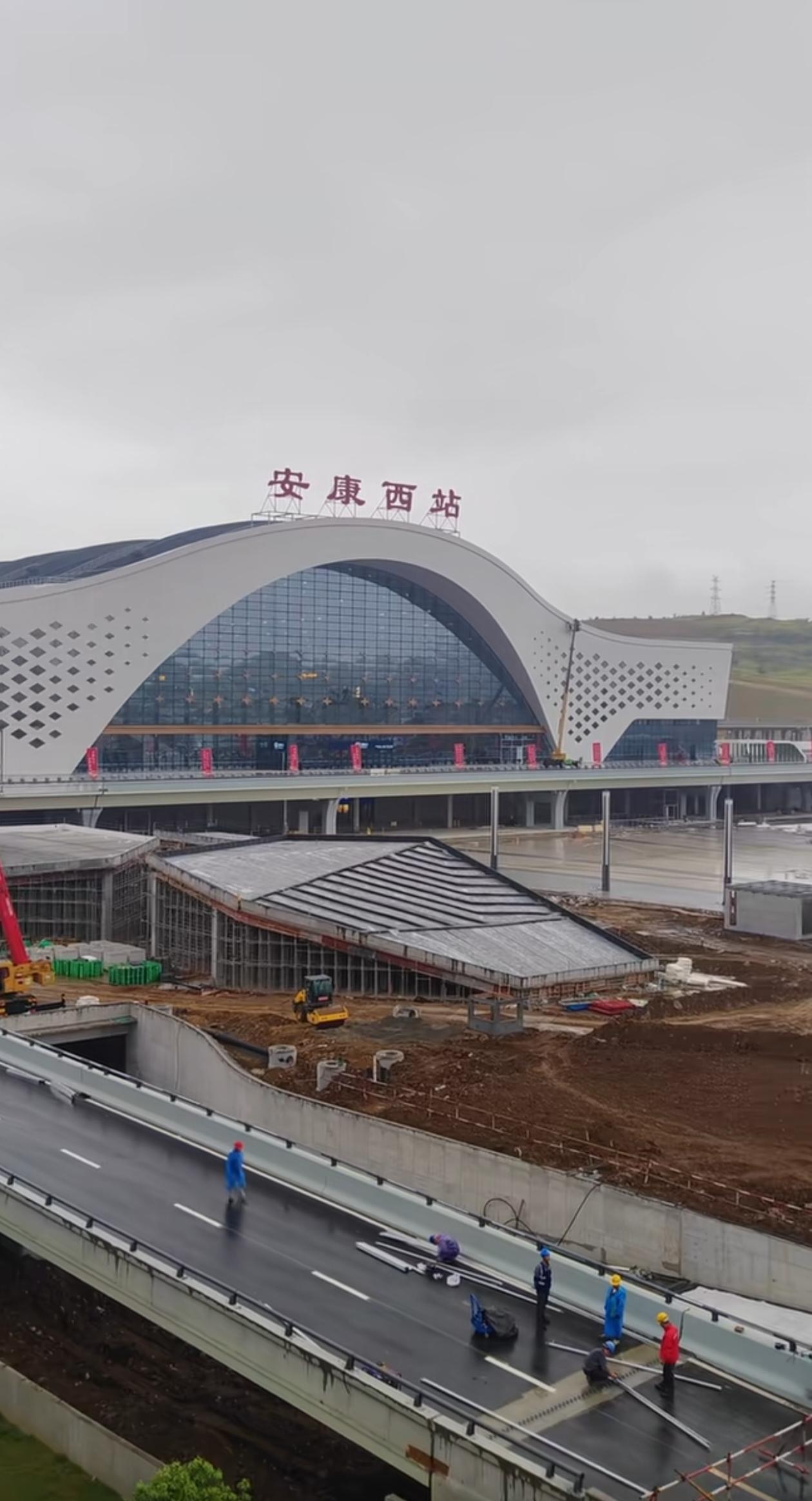 安康西站彻底变了模样，已然是万事俱备只欠东风的架势，赶在国庆节前通车想来是稳了。