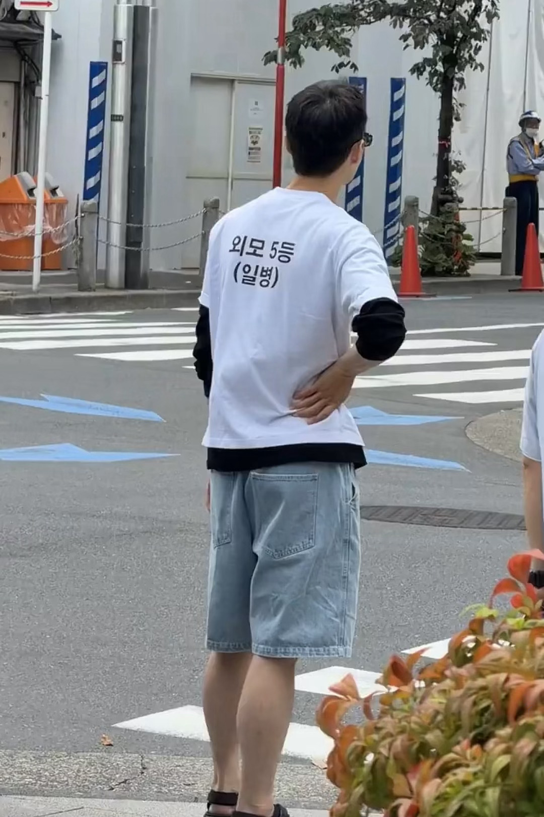 在东京被偶遇和军队朋友一起休假中的东营~T恤前面是“大哥” 后面是“外貌5等（一
