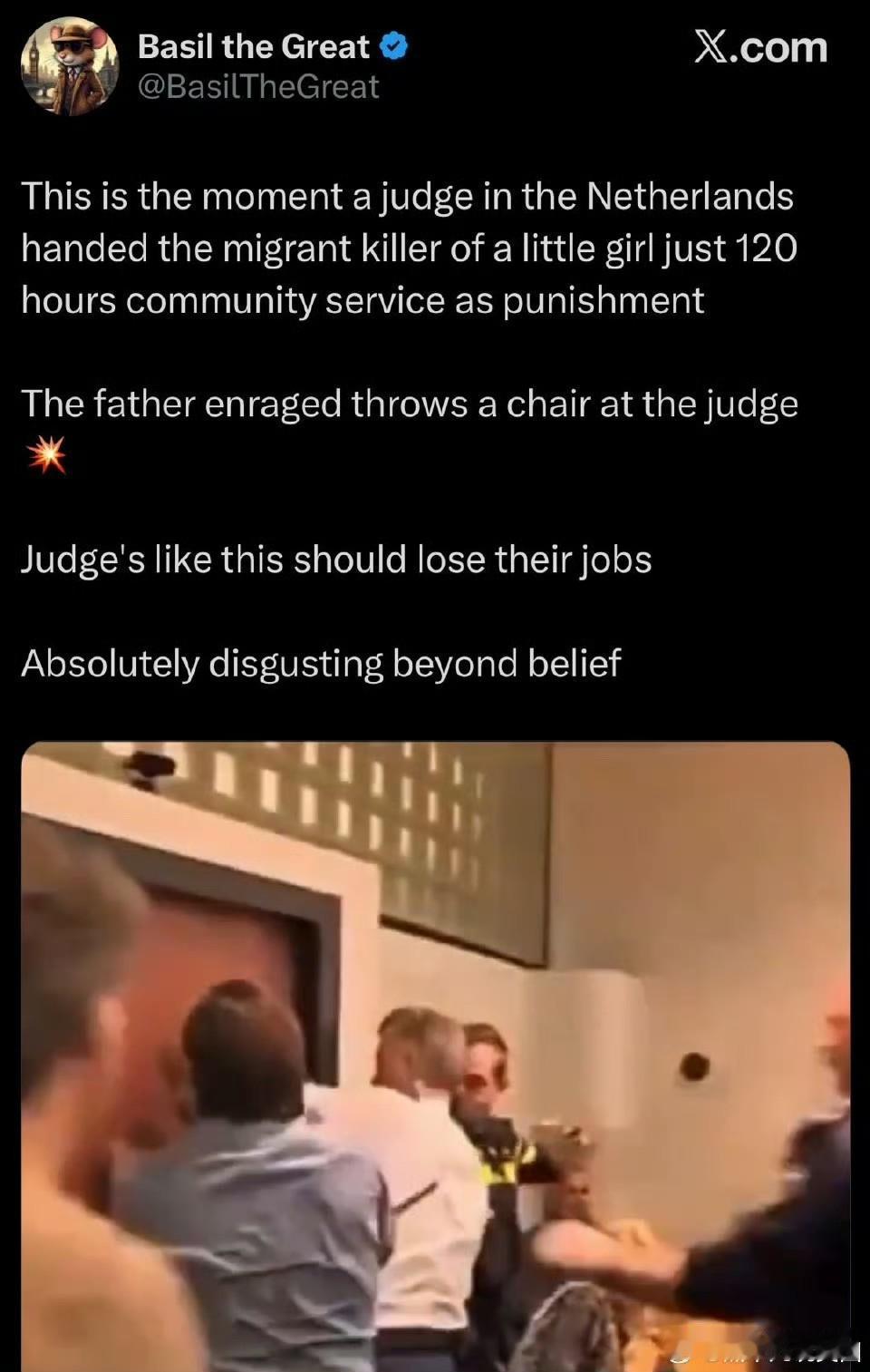 荷兰的一个法庭上，一个所谓的移民杀害小女孩，法官只判120小时社区服务作为惩罚。